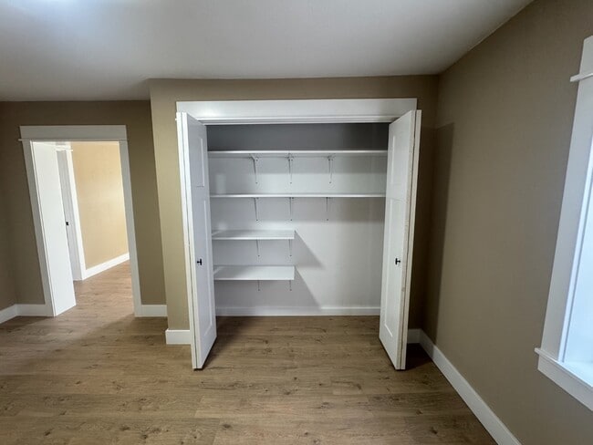 Building Photo - 218 S Oak St