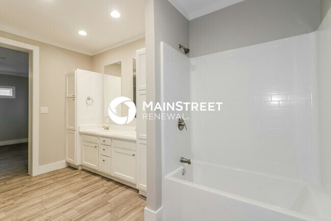 Building Photo - 4 Bedroom Pet-Friendly Home in Houston, TX with Main Street Renewal