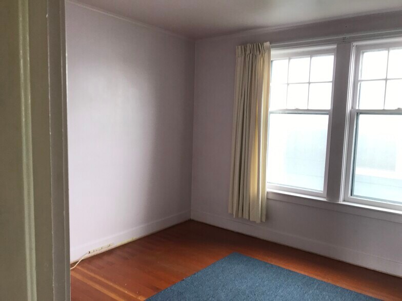 3rd bedroom windows - 615 W Main St
