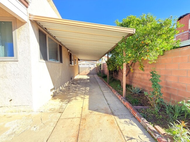 Building Photo - 1007 De Foe St