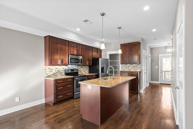 Building Photo - Large 2 Bedroom Condo For Rent Near Downtown Clarksville!