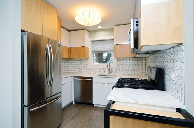 Building Photo - 5710 N Hermitage Ave