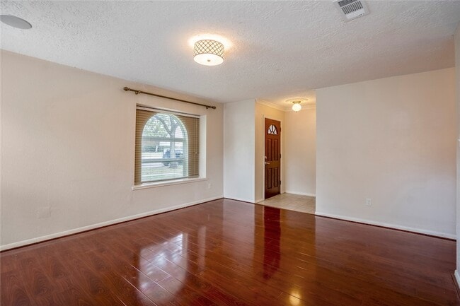 Building Photo - 11817 Southlake Dr