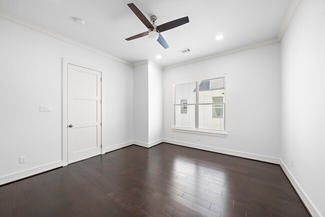 Building Photo - 1015 W 24th St