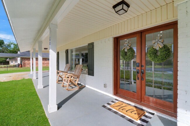 Building Photo - Charming 3-Bedroom Home with Granite Count...