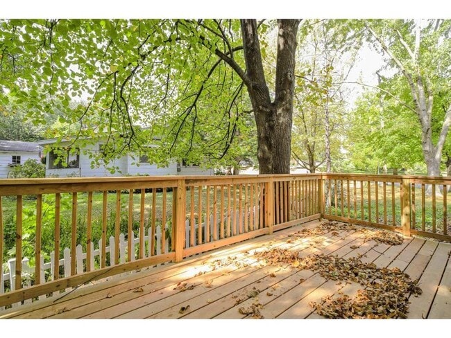 Building Photo - 835 Niagara Ln N