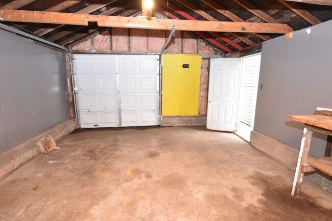 Building Photo - 3 bed 1 bath home in the Riverside/Keller park area