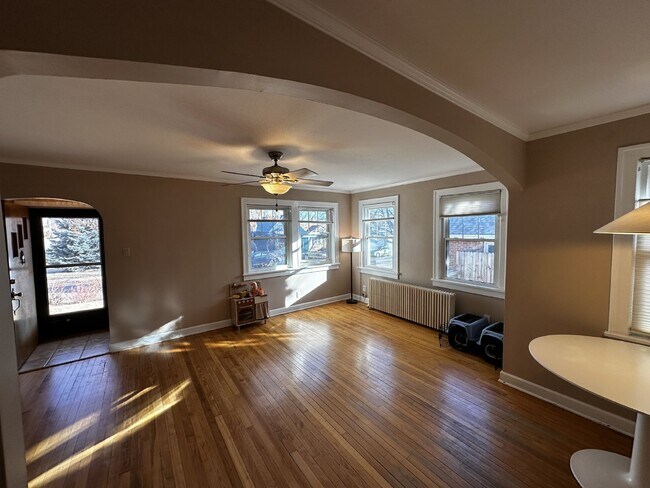 Building Photo - AVAILABLE NOW! "Charming 3-Bedroom Oasis with 2 Full Baths in the Sunset Neighborhood!"