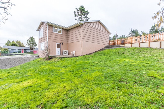 Building Photo - 4 Bed 2 bath Home in the Heart of Oak Harbor