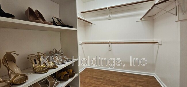 Building Photo - 3136 Sacramento Dr