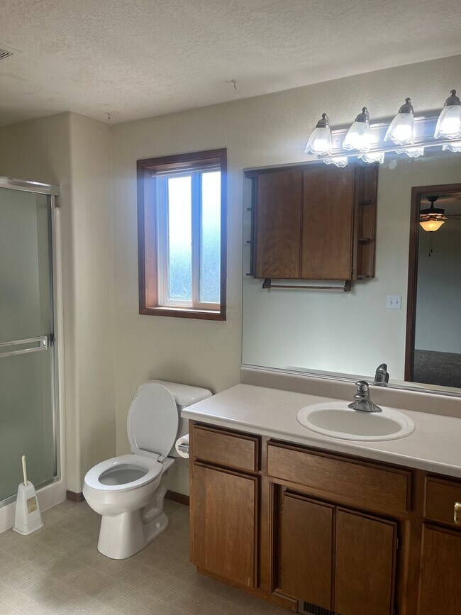 Building Photo - 3 Bedroom 2 Bath House