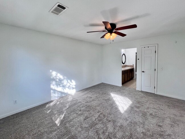 Building Photo - $2,295 Villa & Barstow, 3 Bedroom Condo - ...