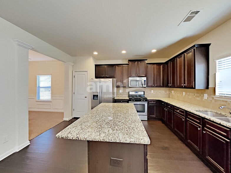 Building Photo - 185 Rosemoore Dr