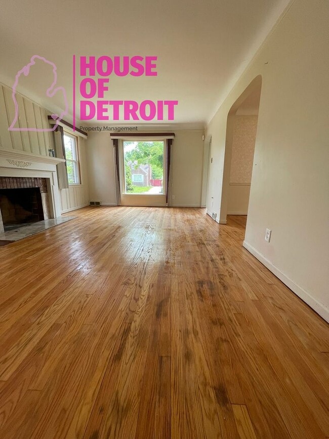 Building Photo - 3 BEDROOM 1 BATH BUNGALOW FREE PRE-SCREEN