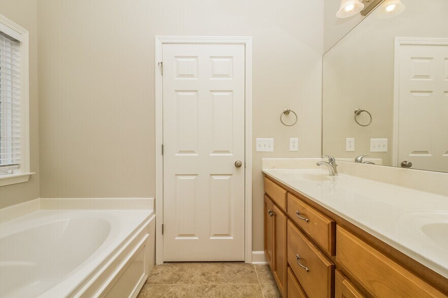 Building Photo - 6033 Lori Anne Dr