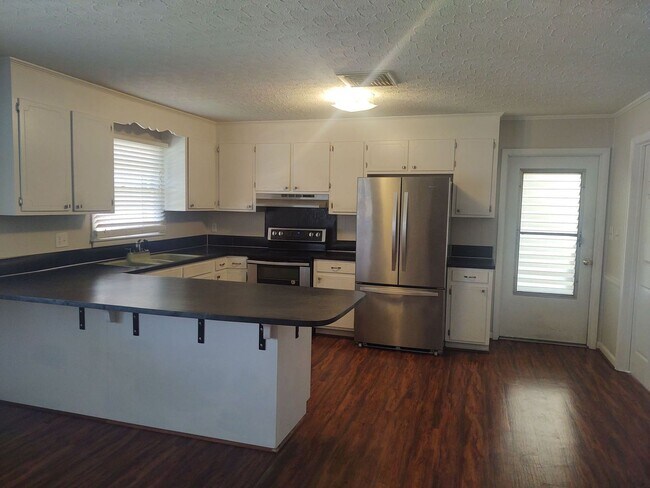 Building Photo - Large 2 bedroom 2 bathroom house with 1 ca...