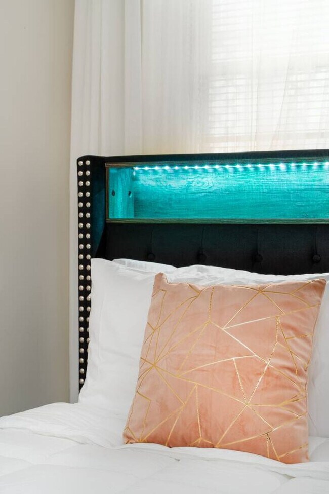 Building Photo - 2724 W Division St