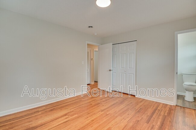 Building Photo - 1406 Ridgewood Dr