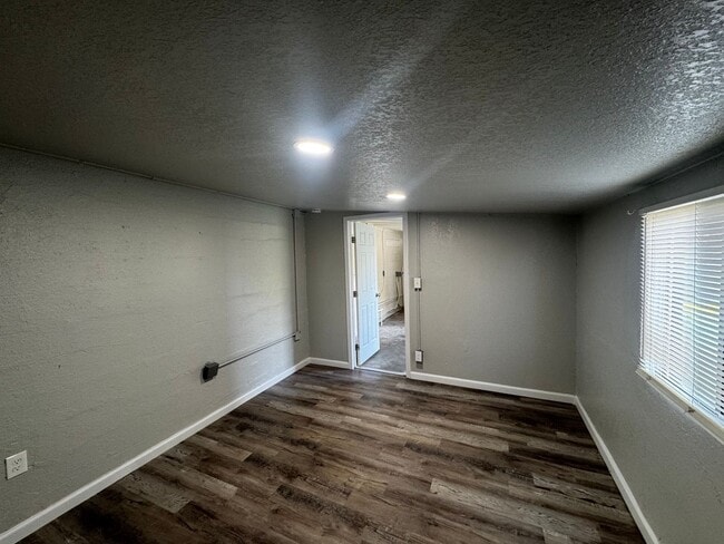 Building Photo - COZY HOME! APPLY NOW!