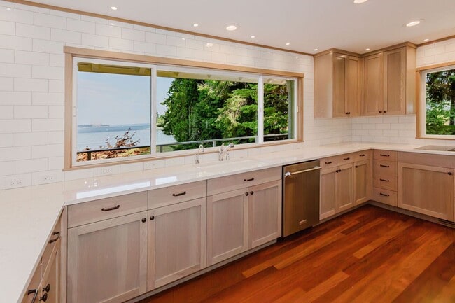 Building Photo - Low Bank Waterfront New Remodel on Huge Lot