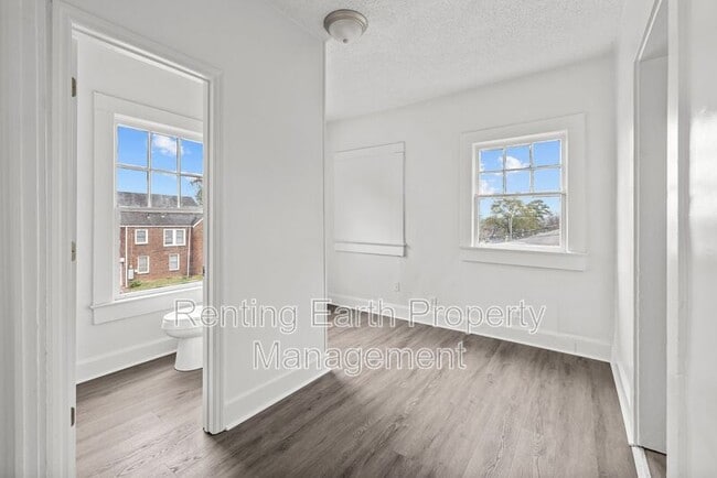 Building Photo - 612 12th St W