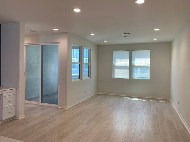 Building Photo - Updated 3 Bedroom Townhome in Tustin