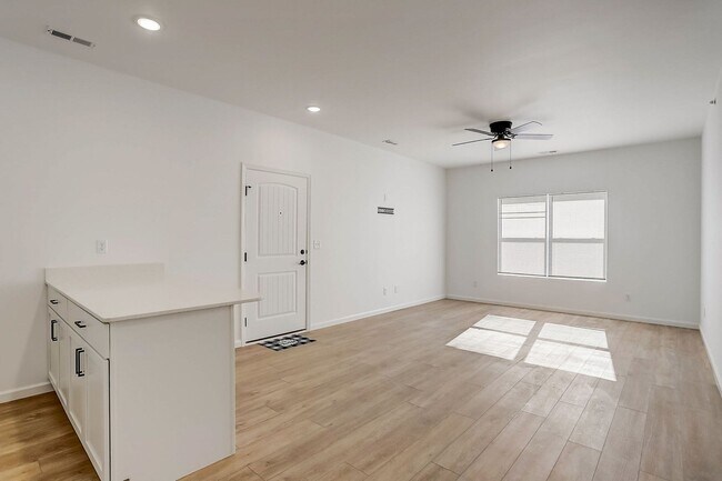 Building Photo - 1604 Parkview Dr