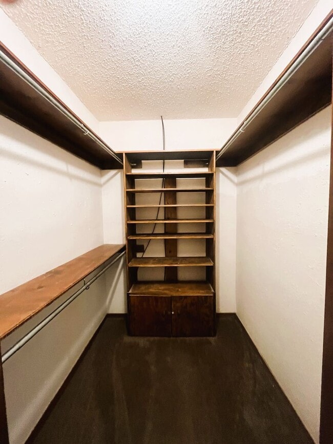 Building Photo - Norman. 3 bed, 2bath, 2 car garage with storm shelter