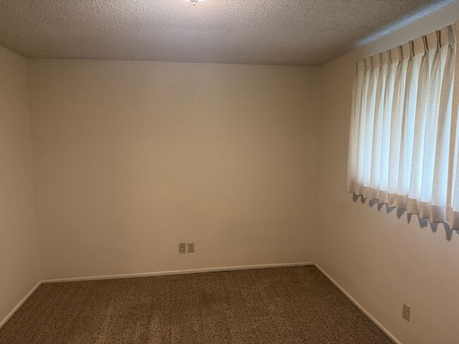 Building Photo - Springfield Home
