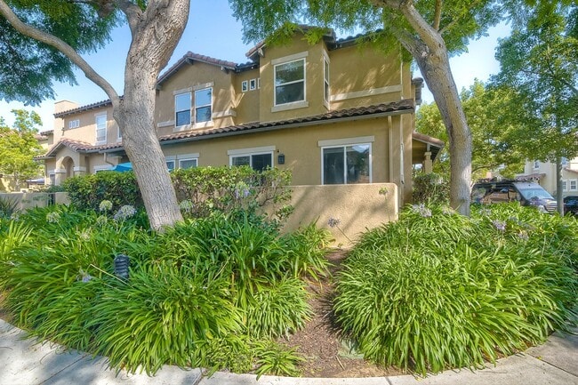 Building Photo - Immaculate Town Home in the Valencia Commu...