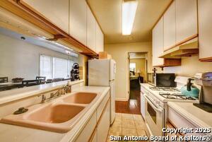 Building Photo - 460 Comal Ave