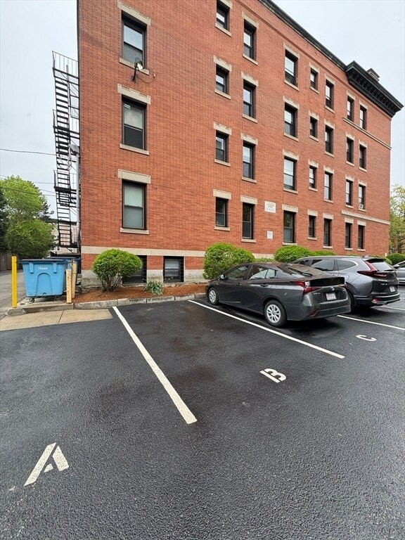 Building Photo - 1064 Beacon St