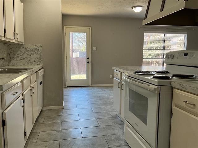 Building Photo - 122 W Way Dr