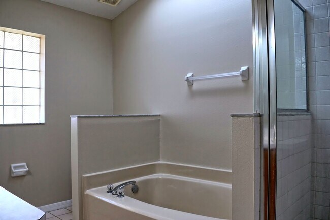Building Photo - Spacious 3/2 Home For Rent in Davenport with extra Florida/Sun Room!!