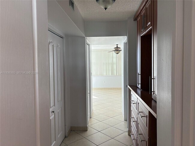 Building Photo - 1750 NE 191st St