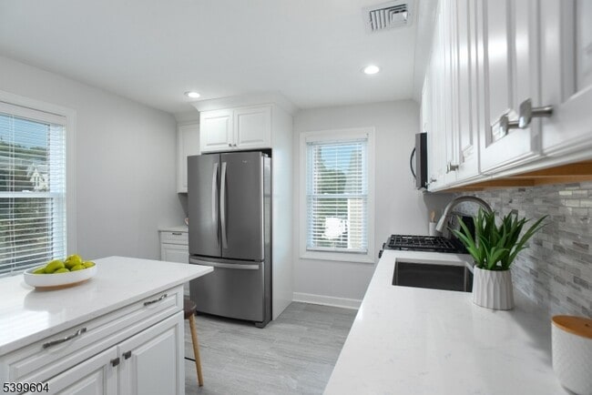 Building Photo - 122 N Fullerton Ave