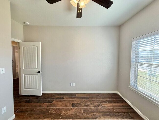 Building Photo - Beautiful 3-Bedroom, 2-Bath Home with Mode...