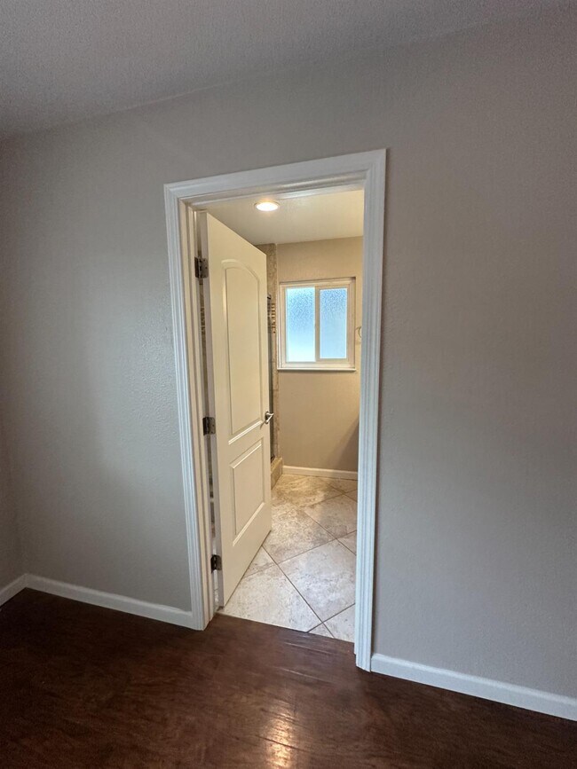 Building Photo - 5090 N Roosevelt Ave