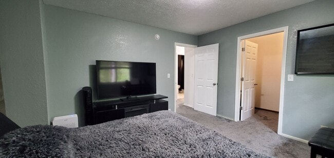 Building Photo - Maplewood Hills 2 Bedroom End Unit Townhome