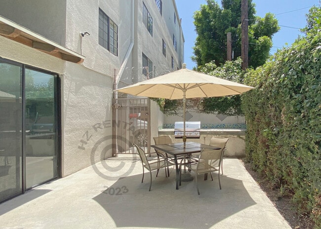 Building Photo - 4651 Cahuenga Blvd