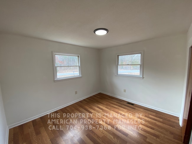 Building Photo - 3810 Vanderburg Dr