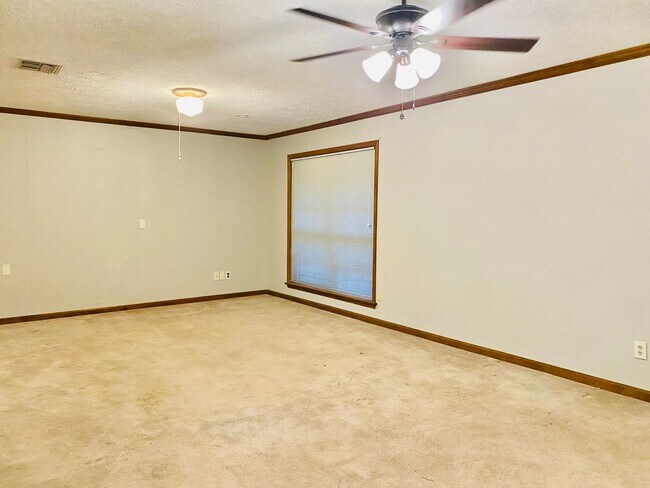 Building Photo - Charming 3 bed/2 bath home near Camellia B...
