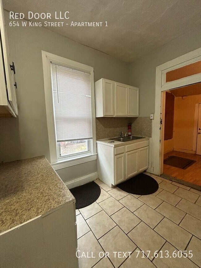 Building Photo - 654 W King St