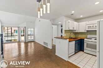 Building Photo - Updated 2 Bed, 1.5 Bath Condo in Gated Crosspointe Village