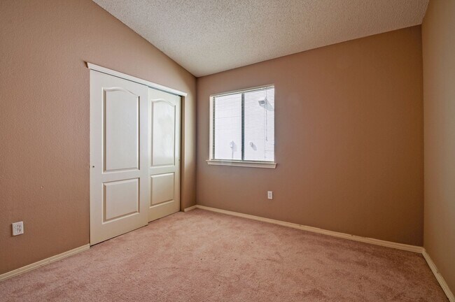 Building Photo - Amazing and Spacious Single Story 3 BR 2 BA!