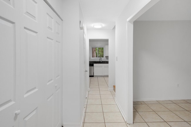 Building Photo - Town House in Stafford