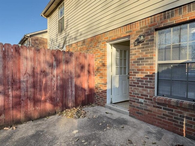 Building Photo - 108-3 Hickory Trace