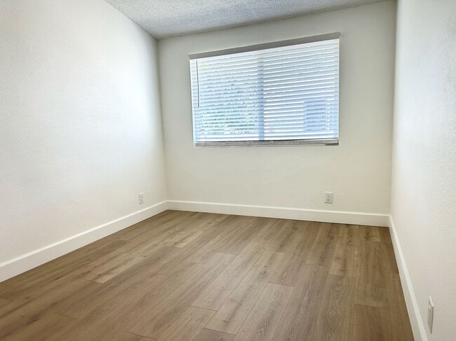 Building Photo - 717 W Provential Dr