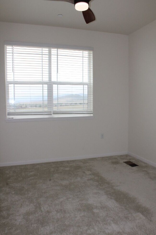 Building Photo - Chatfield Bluffs Condo w/ 3 BR/3 BA!!