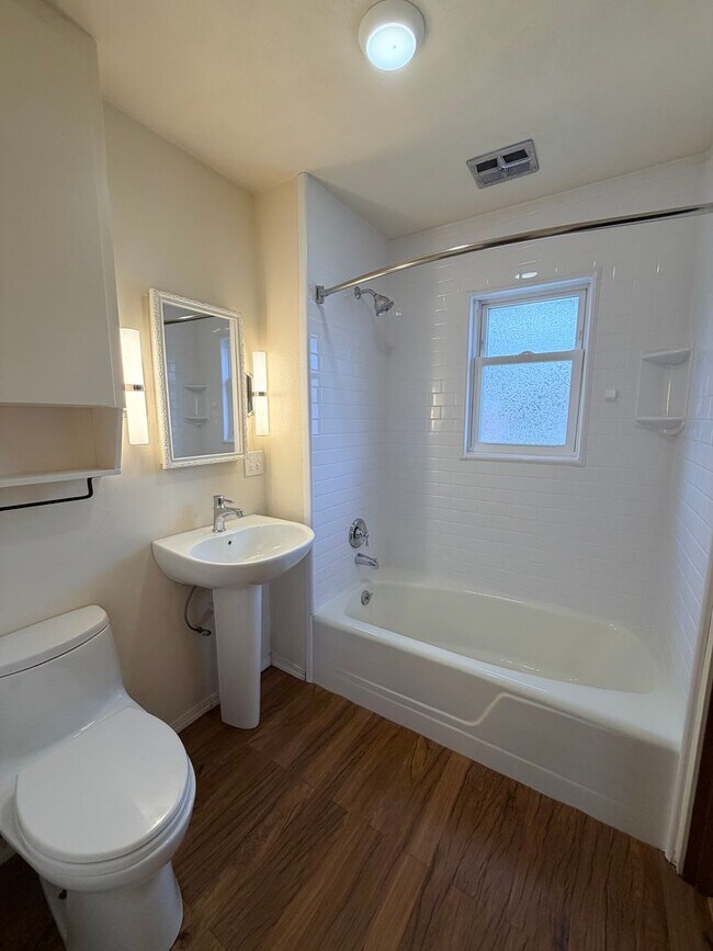 Building Photo - 1312 N Western Ave